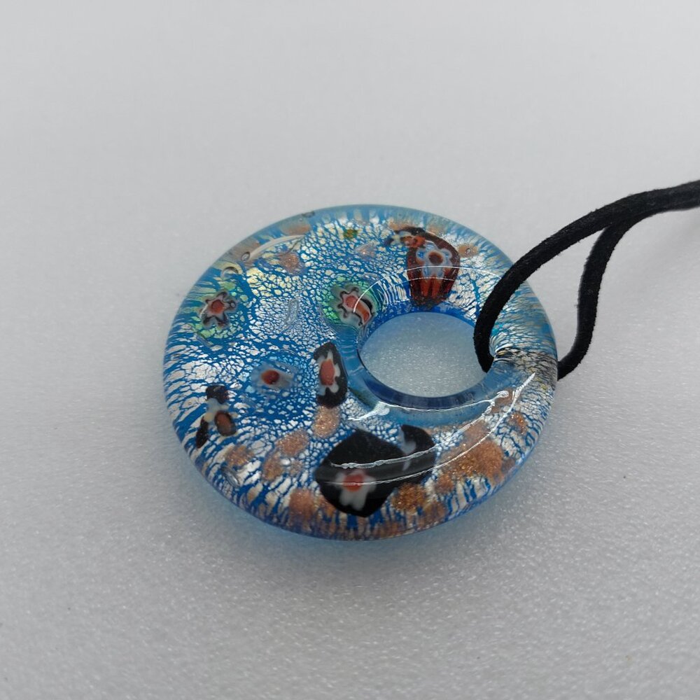 Necklace Pendant Round Floral Design With Metallic Silver Leaf Flecks Black Cord - Picture 2 of 8